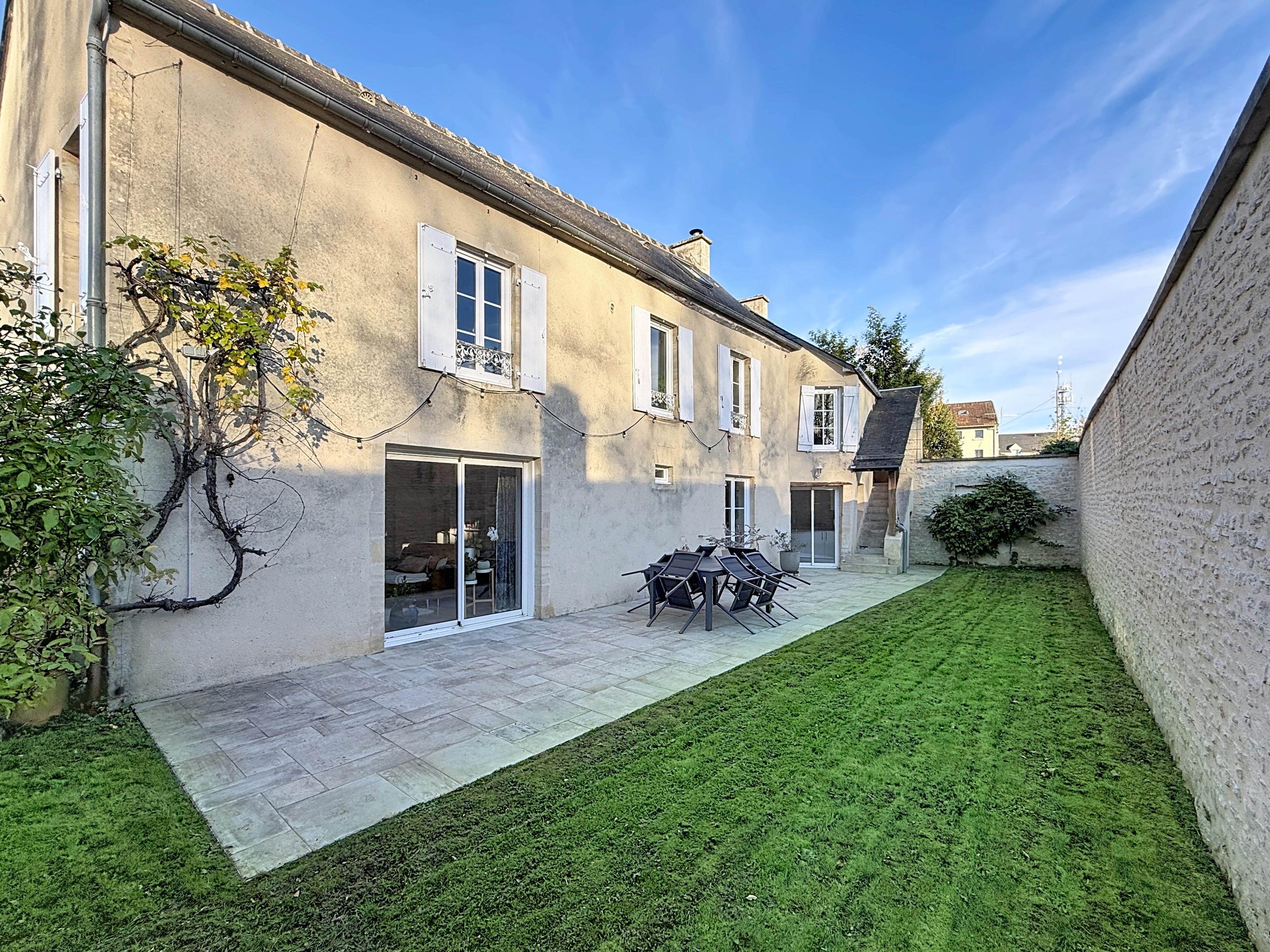 MAISON BAYEUX 150m² - PROXIMITE A PIEDS DU CENTRE VILLE - TROIS CHAMBRES - BUREAU - DEPENDANCES - PARCELLE ENVIRON 827m²