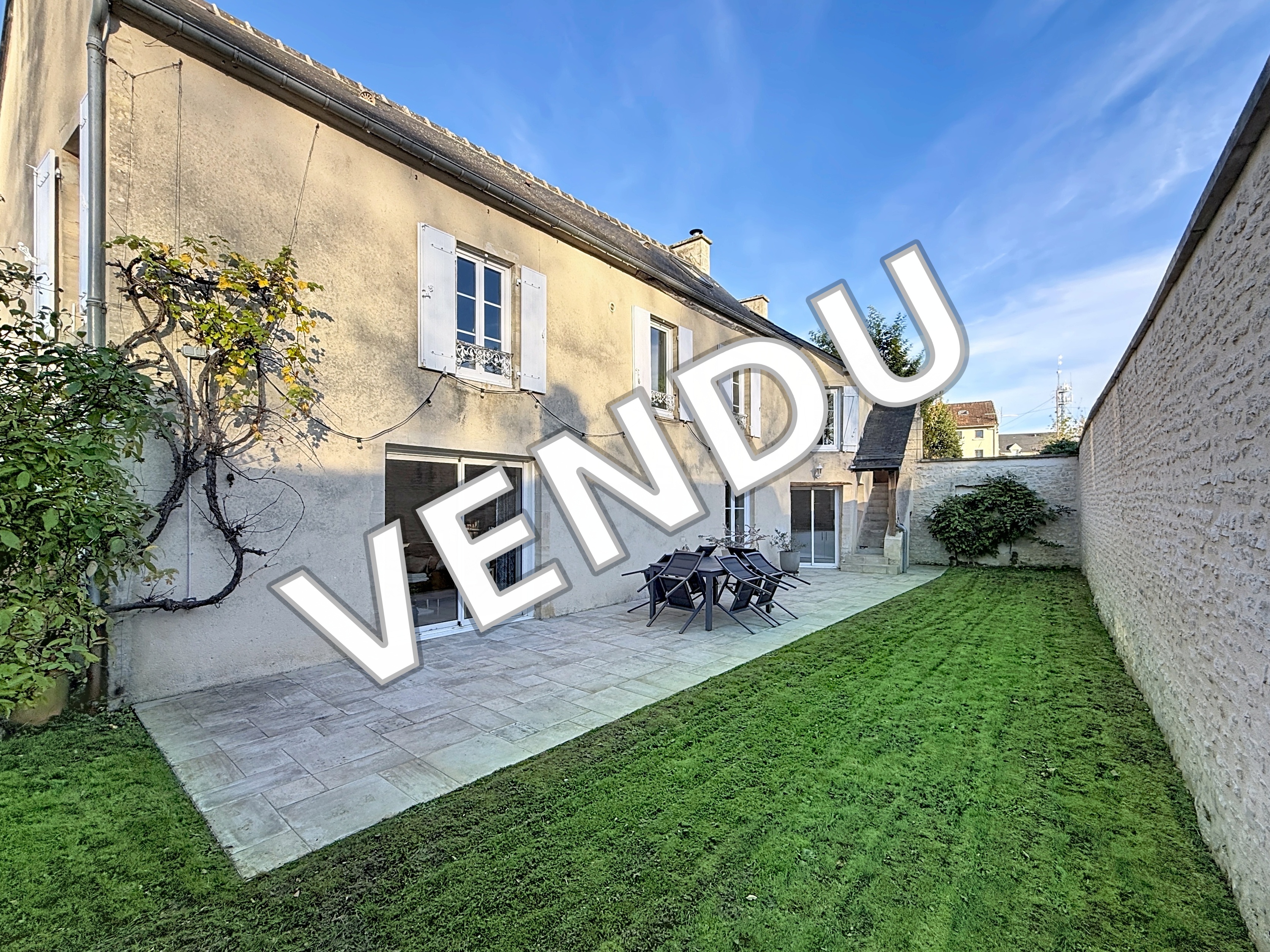 MAISON BAYEUX 150m² - PROXIMITE A PIEDS DU CENTRE VILLE - TROIS CHAMBRES - BUREAU - DEPENDANCES - PARCELLE ENVIRON 827m²