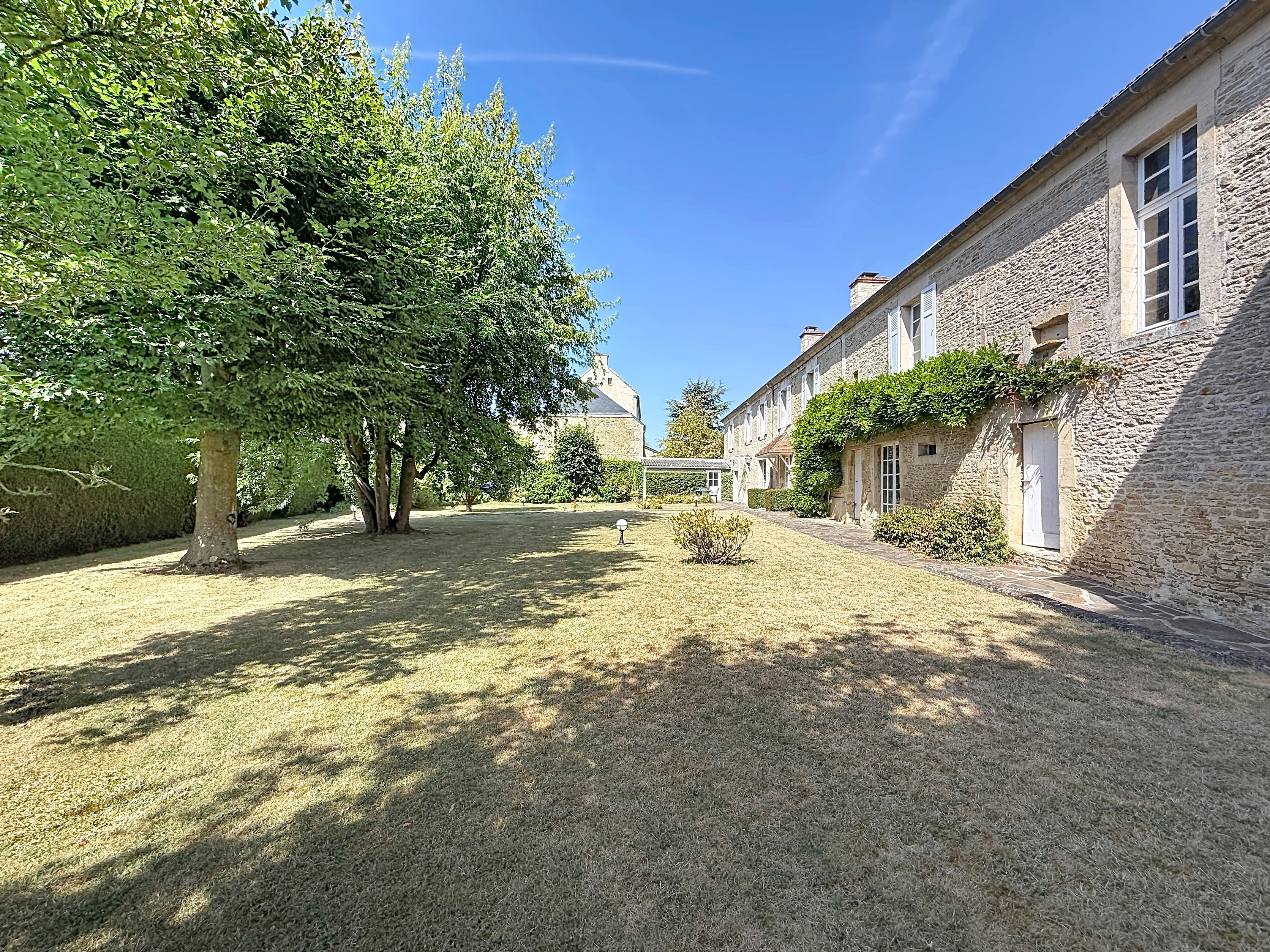 MAISON CAEN NORD - 197m2 - 4 CHAMBRES - 2 GARAGES - DEPENDANCE A AMENAGER - PARCELLE 1920m²
