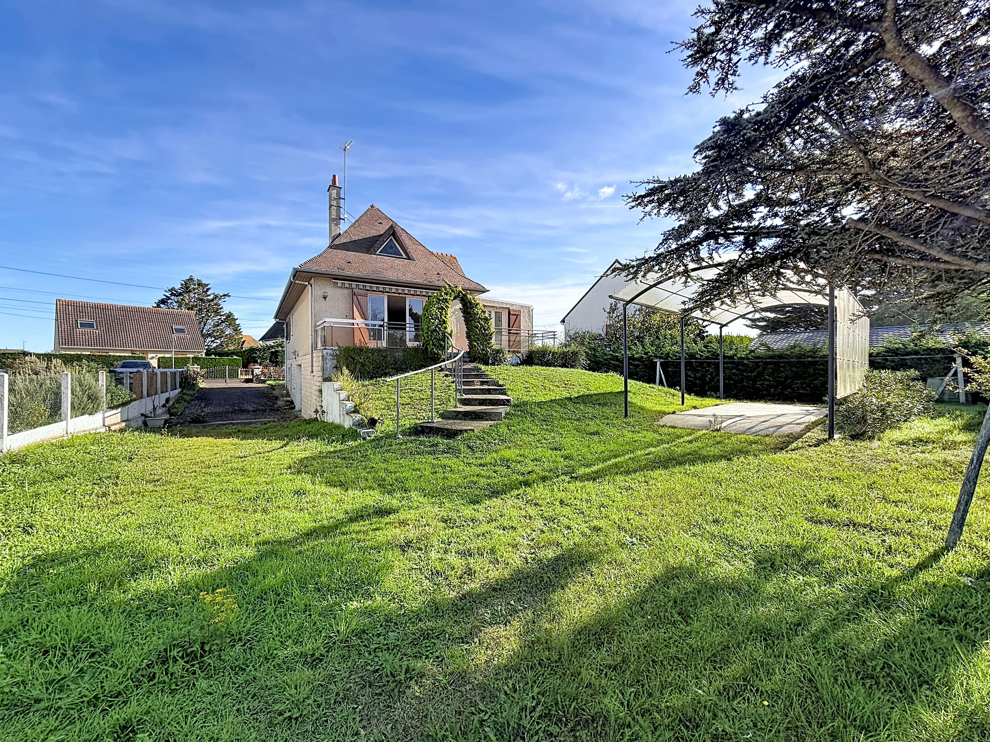COLLEVILLE-MONTGOMERY – MAISON DE 145 M² AVEC VIE DE PLAIN-PIED – 3 CHAMBRES + T2 INDÉPENDANT 45m² – TERRAIN DE 898 M²
